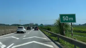 Nhiều cao tốc sẽ kẻ vạch, gắn biển báo khoảng cách 0m, 50m, 100m tại các vị trí áp dụng xử phạt lỗi khoảng cách.