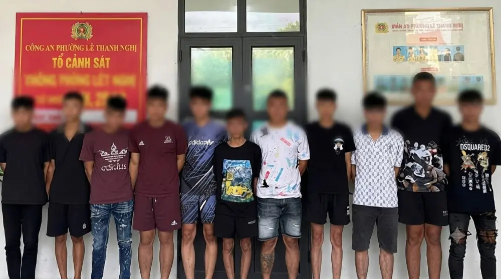 Khởi tố 12 thanh, thiếu niên mang theo hung khí nguy hiểm, điều khiển xe máy lạng lách và rượt đuổi nhau gây náo loạn đường phố.