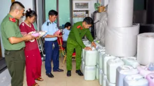 Kiểm tra kho rượu Ninh Bình, lực lượng chức năng thu giữ khoảng 1.793 lít rượu không có giấy tờ chứng minh nguồn gốc, xuất xứ.