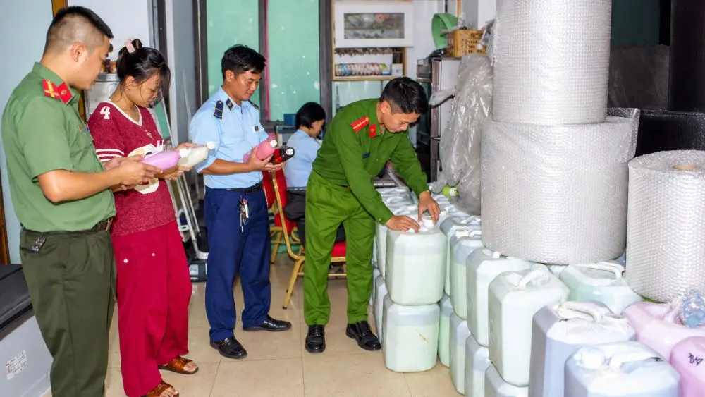 Kiểm tra kho rượu Ninh Bình, lực lượng chức năng thu giữ khoảng 1.793 lít rượu không có giấy tờ chứng minh nguồn gốc, xuất xứ.