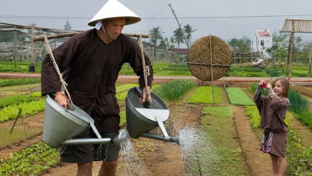 Làng rau Trà Quế hơn 400 năm tuổi được vinh danh là Làng du lịch tốt nhất thế giới, hút khách quốc tế trải nghiệm làm nông.