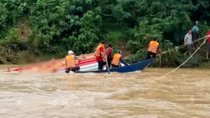 Thuyền chở 10 người dân qua sông Hội Nguyên (Nghệ An) bị lũ cuốn trôi bất ngờ. Lực lượng chức năng đã kịp thời ứng cứu thành công toàn bộ nạn nhân.