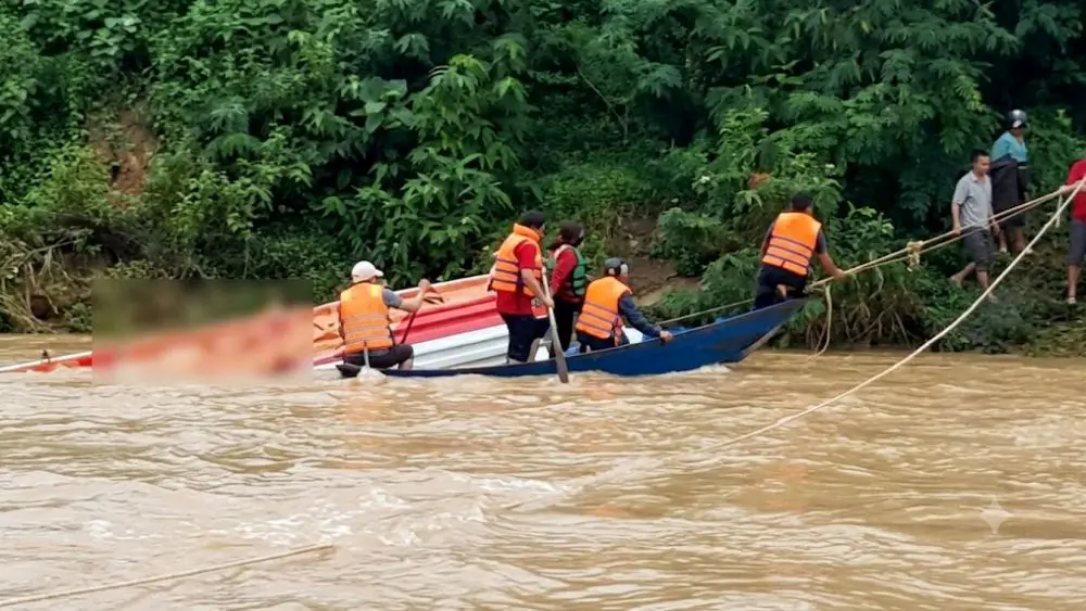 Thuyền chở 10 người dân qua sông Hội Nguyên (Nghệ An) bị lũ cuốn trôi bất ngờ. Lực lượng chức năng đã kịp thời ứng cứu thành công toàn bộ nạn nhân.