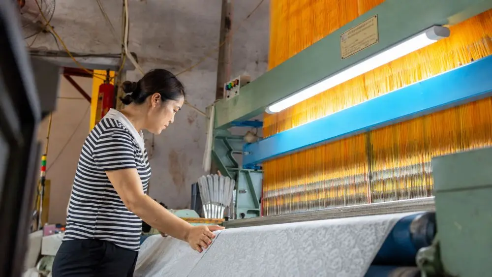 Máy dệt công suất cao đang giúp xưởng lụa Nha Xá tăng năng suất, giảm sức lao động và hiện đại hóa nghề dệt truyền thống.