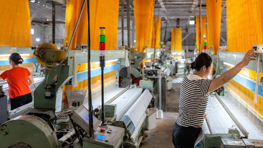 Máy dệt công suất cao giúp xưởng lụa Nha Xá tăng năng suất, giảm sức lao động và từng bước hiện đại hóa nghề dệt truyền thống.