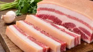 Mỡ heo chứa cả chất béo bão hòa và không bão hòa. Tìm hiểu tác động thực sự của mỡ heo đến cholesterol xấu LDL và cách ăn an toàn.
