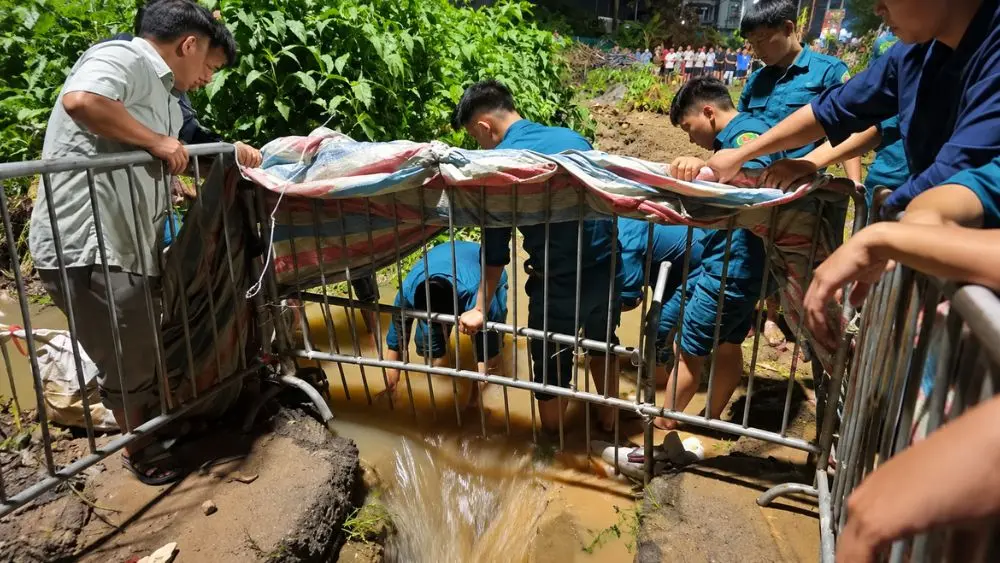 Vụ nam sinh tử vong tại cống ở Hà Nội sau mưa lớn: đơn vị phụ trách thoát nước lên tiếng về công tác an toàn và cảnh báo tại hiện trường.