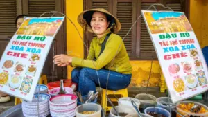 Chị Nguyễn Thị Bảy bán chè ở Hội An gây bất ngờ khi có thể giao tiếp bằng 5 ngoại ngữ với du khách quốc tế.