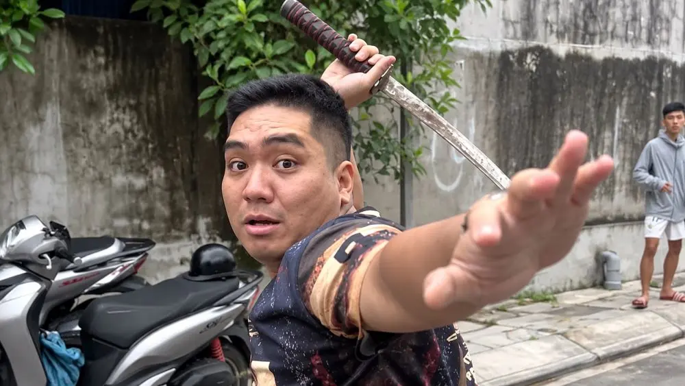 Người đàn ông đang ngồi uống nước tại Hải Phòng bất ngờ bị nhóm người mang hung khí xông vào tấn công, công an đang xác minh vụ việc.
