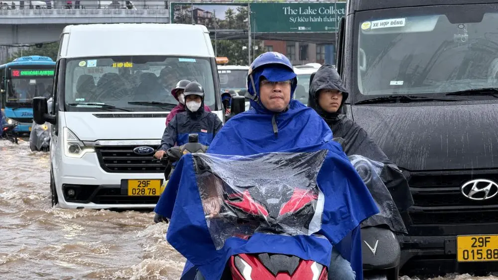 Mưa lớn khiến nhiều tuyến đường Hà Nội ùn tắc, người dân gặp khó khăn khi di chuyển qua các điểm ngập trong giờ cao điểm.