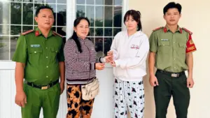 Nhặt được dây chuyền vàng, người bán vé số đã làm việc ý nghĩa khiến chủ nhân xúc động. Câu chuyện đẹp về sự trung thực, tử tế.
