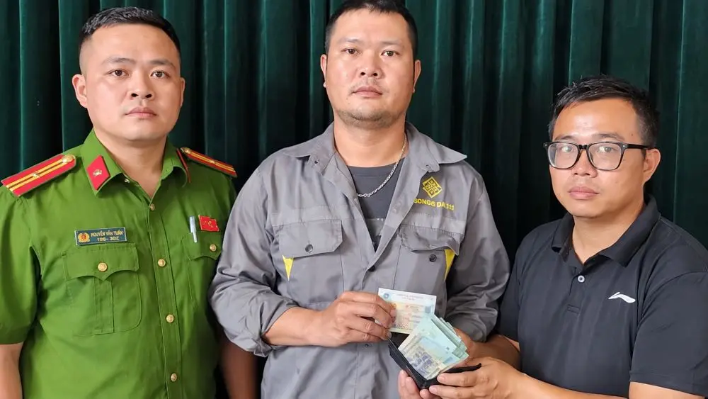 Nhặt được ví có 22,2 triệu đồng cùng giấy tờ, anh Đinh Văn Hiếu giao nộp công an để tìm và trao trả tài sản cho người đánh rơi.