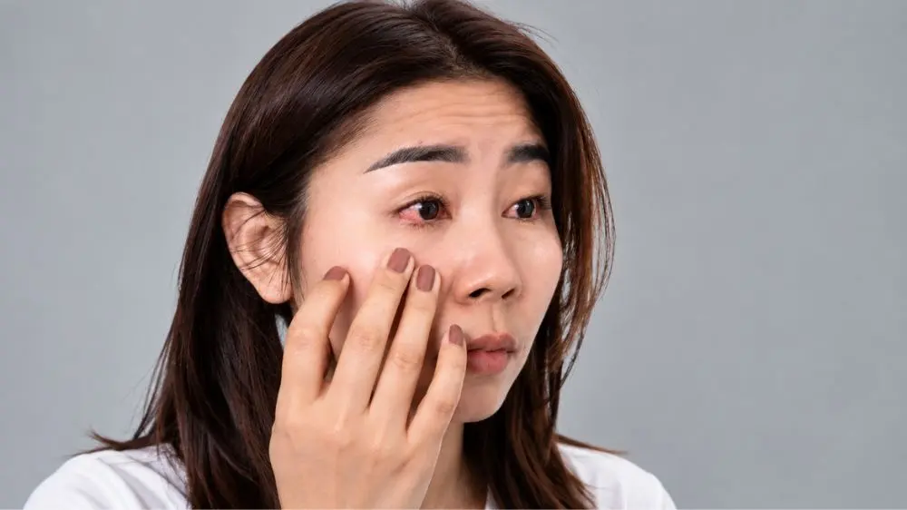 Nhện đái vào mắt có thể gây sưng đỏ, ngứa rát và khó chịu. Tìm hiểu nguyên nhân, mức độ nguy hiểm và cách xử lý đúng khi gặp tình trạng này.