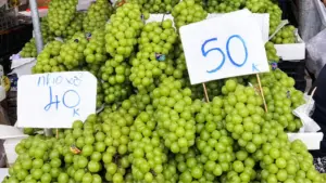 Nho mẫu đơn giá rẻ chỉ 30.000-40.000 đồng/kg, được bày bán tại nhiều chợ dân sinh ở TPHCM, gây chú ý với mức giá giảm mạnh.