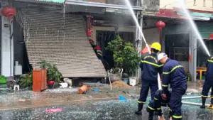 Nổ khí gas tại nhà dân ở An Lão, Hải Phòng khiến con trai chủ nhà bị thương. Lực lượng chức năng nhanh chóng dập lửa, điều tra nguyên nhân.
