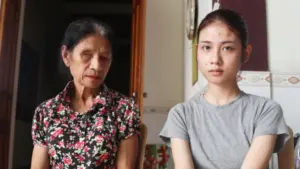 Nguyễn Thị Hiền được miễn 100% học phí toàn khóa và nhận học bổng sau hành trình vượt khó cùng người mẹ cõng em đến trường hơn 10 năm