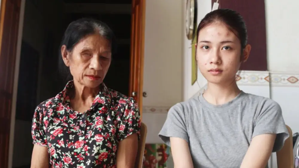 Nguyễn Thị Hiền được miễn 100% học phí toàn khóa và nhận học bổng sau hành trình vượt khó cùng người mẹ cõng em đến trường hơn 10 năm