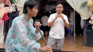 Nước lũ dâng 40cm tại Quảng Trị, người dân phải dùng thuyền di chuyển khi đám cưới diễn ra giữa mùa lũ.