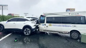 Vụ tai nạn liên hoàn trên cao tốc Pháp Vân - Cầu Giẽ sau khi ô tô Lexus lạng lách, dừng đột ngột giữa đường khiến xe khách và ô tô con đâm dồn toa.