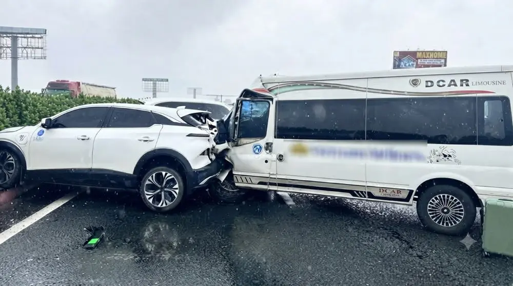 Vụ tai nạn liên hoàn trên cao tốc Pháp Vân - Cầu Giẽ sau khi ô tô Lexus lạng lách, dừng đột ngột giữa đường khiến xe khách và ô tô con đâm dồn toa.