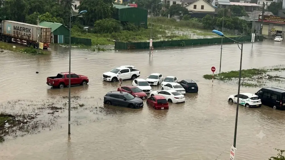 Nhiều ô tô bị nước bủa vằn, mắc kẹt giữa đường ngập sâu ở Nghệ An sau trận mưa lớn. Xem ngay hình ảnh chi tiết vụ việc.