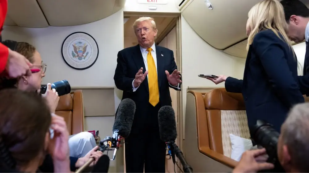 Ông Trump bí mật rời Air Force One bằng xe chở suất ăn trong kế hoạch đánh lạc hướng, khi nhóm phóng viên và quan chức được dùng làm mồi nhử.