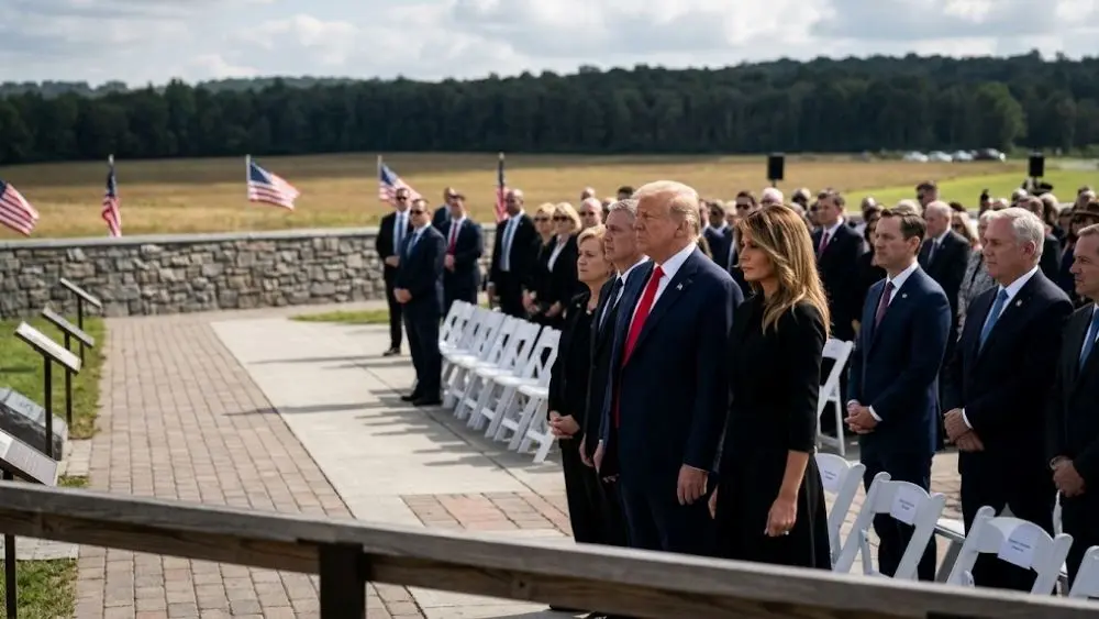 Tổng thống Donald Trump kể được lính cứu hỏa nhấc bổng cứu thoát sau vụ 11-9, gây nhiều tranh cãi về tính xác thực.