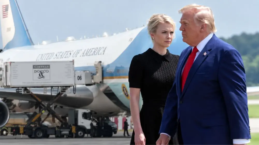 Ông Trump cùng trợ lý Natalie Harp bí mật rời Air Force One bằng xe chở suất ăn trong màn thoát hiểm gây chú ý.