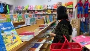 Hải Phòng: Năm học mới đã bắt đầu nhưng nhiều phụ huynh vẫn chật vật tìm mua sách giáo khoa còn thiếu cho con.
