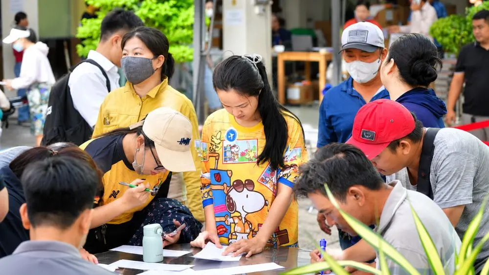 Sách giáo khoa vẫn thiếu khiến nhiều phụ huynh phải xếp hàng, đi nhiều nhà sách và điền thông tin đăng ký để mua sách cho con.