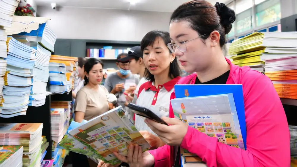 Sách giáo khoa vẫn thiếu khiến nhiều phụ huynh phải đi nhiều nhà sách, tìm mua đủ sách cho con trước và sau khi năm học mới bắt đầu.
Tiêu đề: