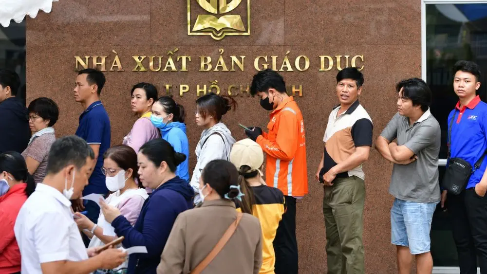 Sách giáo khoa vẫn thiếu khiến nhiều phụ huynh phải xếp hàng từ sáng sớm, đi nhiều nhà sách để tìm đủ sách cho con.