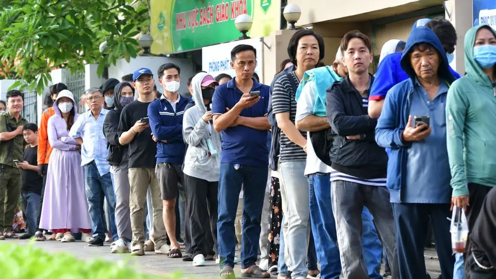 Sách giáo khoa vẫn thiếu tại nhiều nơi, khiến người dân phải xếp hàng từ sáng sớm trước Nhà xuất bản Giáo dục TP.HCM để mua sách.