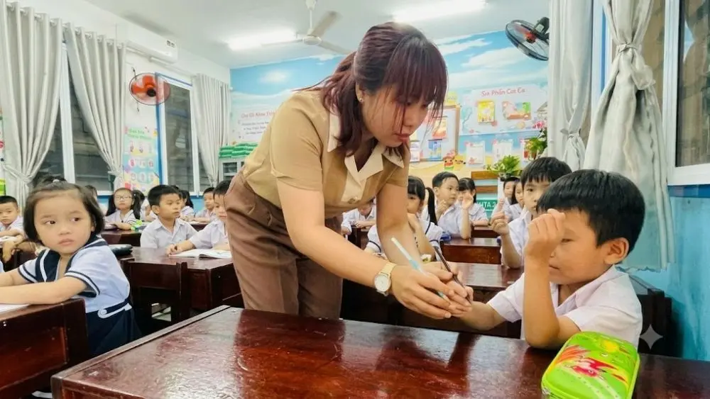 Lãnh đạo UBND phường Nha Trang thông tin về việc sáp nhập 13 trường tiểu học thành một trường lớn với hơn 10.500 học sinh và 287 lớp học.