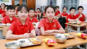 Suất ăn bán trú cần được kiểm soát chặt chẽ về chất lượng, định lượng, thời gian giao nhận và năng lực của đơn vị cung cấp.