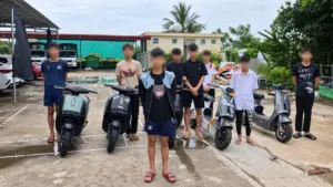 Công an xã Kiến Hải triệu tập 9 thanh thiếu niên lái xe máy điện lạng lách, không đội mũ bảo hiểm để làm rõ hành vi vi phạm.