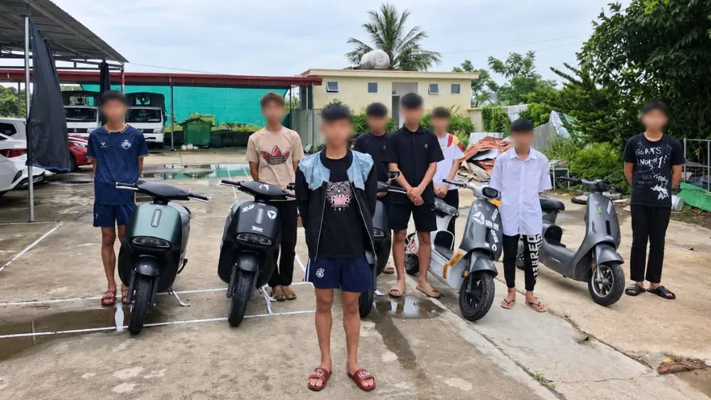 Công an xã Kiến Hải triệu tập 9 thanh thiếu niên lái xe máy điện lạng lách, không đội mũ bảo hiểm để làm rõ hành vi vi phạm.