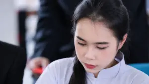 Thảo Nhi, nữ sinh viên ở Huế, gây chú ý với khả năng nói tiếng Anh tự nhiên khi hỗ trợ mẹ giao tiếp với khách Tây.