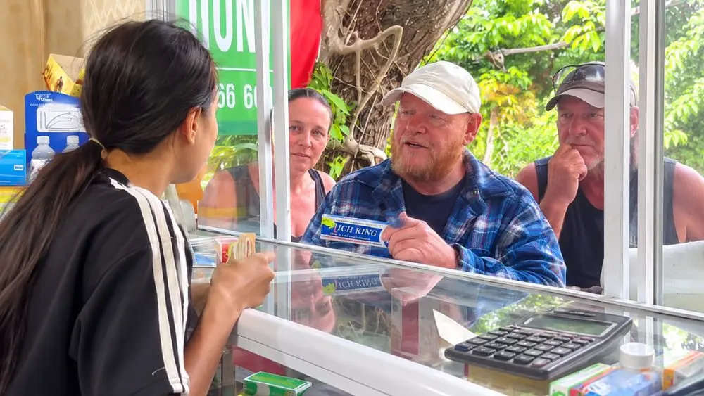 Thảo Nhi gây chú ý khi nói tiếng Anh tự nhiên, hỗ trợ mẹ giao tiếp với khách Tây tại quầy thuốc, thu hút hơn 2 triệu lượt xem.