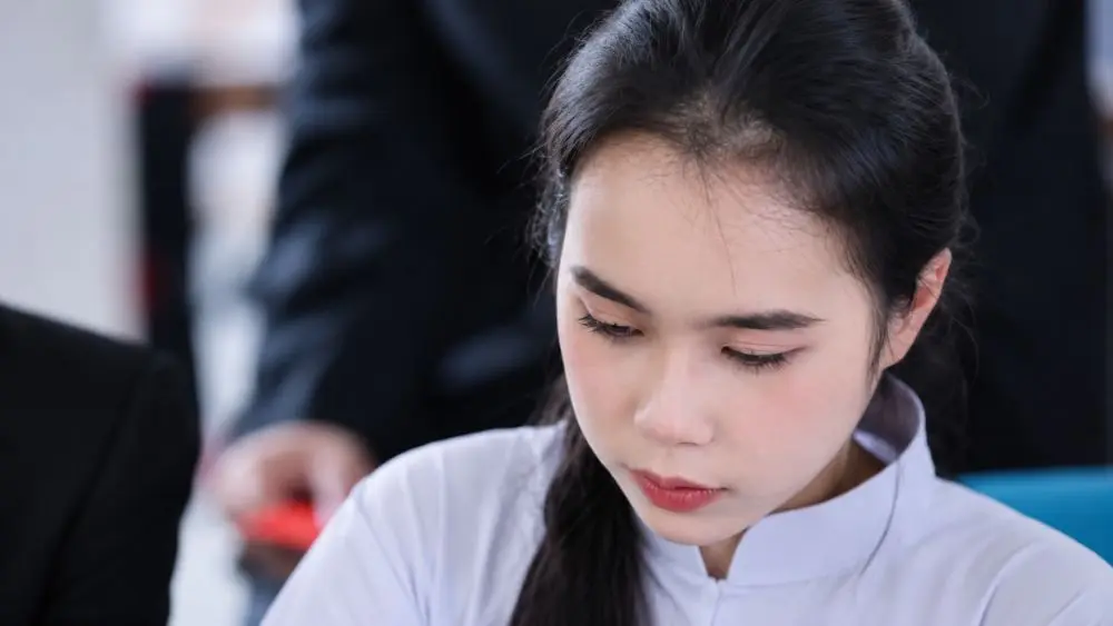 Thảo Nhi, nữ sinh viên ở Huế, gây chú ý với khả năng nói tiếng Anh tự nhiên khi hỗ trợ mẹ giao tiếp với khách Tây.