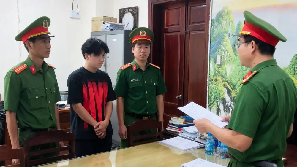 Công an Cần Thơ thu giữ 3.590 sản phẩm thuốc lá điện tử và tinh dầu trị giá hơn 700 triệu đồng trong một vụ buôn bán hàng cấm.