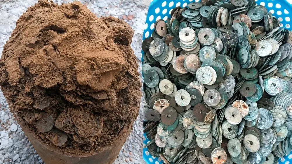 Đào móng xây nhà, một gia đình ở phường Cửa Lò, Nghệ An bất ngờ phát hiện chum sành chứa gần 10kg tiền xu nghi là tiền cổ.