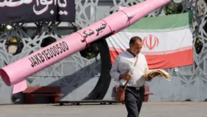 Anh và Mỹ đồng loạt siết trừng phạt Iran, nhắm vào tài chính, thương mại và hàng không, gia tăng sức ép lên Tehran.