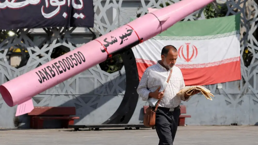 Anh và Mỹ đồng loạt siết trừng phạt Iran, nhắm vào tài chính, thương mại và hàng không, gia tăng sức ép lên Tehran.
