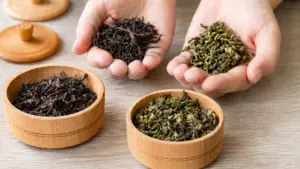 Uống trà mỗi ngày có thể hỗ trợ sức khỏe đường ruột, trao đổi chất và tâm trạng, nhưng cần lưu ý caffeine và khả năng ảnh hưởng hấp thụ sắt.