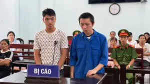 Lê Chí Tâm và Tôn Thất Nguyễn Trương Khang lĩnh án sau vụ vô cớ dùng vỏ chai bia ném trúng mặt người đi đường