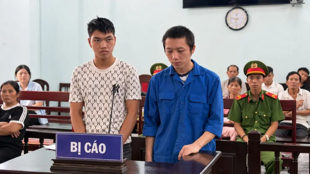 Lê Chí Tâm và Tôn Thất Nguyễn Trương Khang lĩnh án sau vụ vô cớ dùng vỏ chai bia ném trúng mặt người đi đường