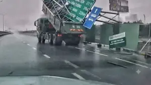 Công an TPHCM điều tra vụ xe ben quên hạ thùng tông sập giá long môn trên đường dẫn cao tốc, gây thiệt hại hơn 100 triệu đồng. Xem chi tiết!