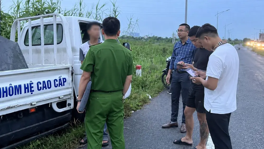 Công an phường An Hải phát hiện xe tải đổ chất thải rắn ven đường Bùi Viện, lập biên bản và yêu cầu thu gom, khôi phục hiện trạng.
