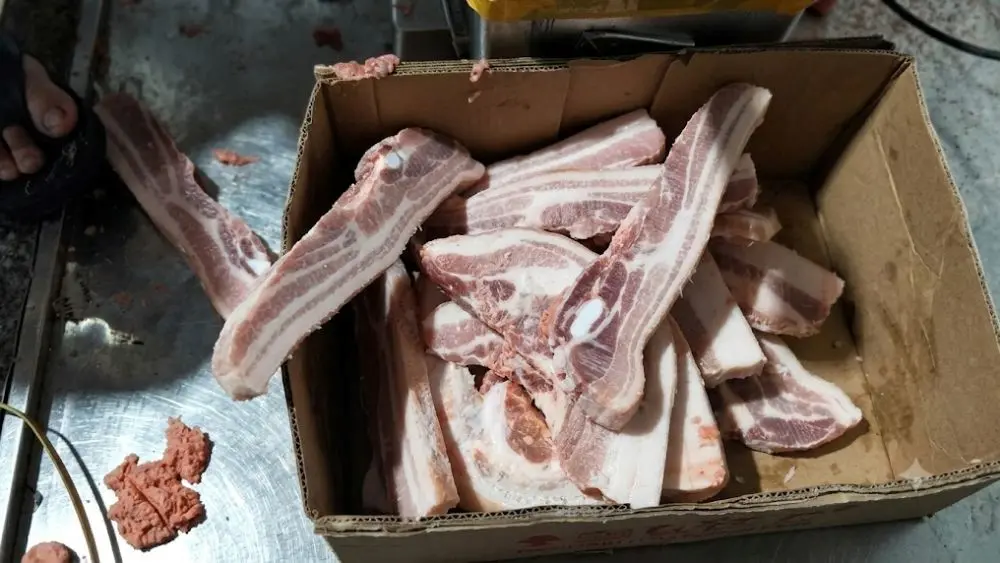 Thịt đông lạnh nhập khẩu giá siêu rẻ tràn ngập các kho sỉ và chợ đầu mối. Tìm hiểu thực trạng, chất lượng và nguồn gốc thịt nhập hiện nay.